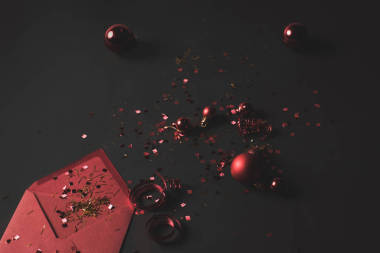 圣诞球、 五彩纸屑和信封照片