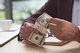 商人持有美元纸币图片