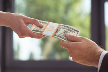 持有美元的商人