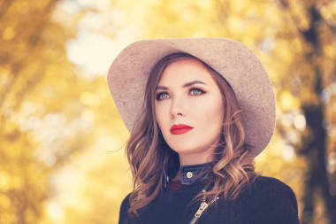 灰色的帽子在戶外秋天女人時(shí)裝模特