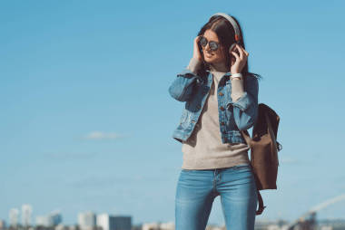 女人用耳機聽音樂圖片