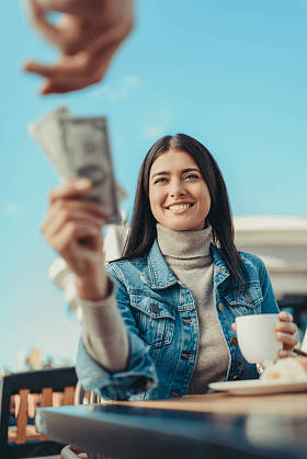 女人用现金支付
