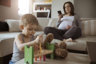 小可爱的儿子玩照片