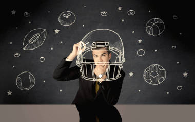 繪圖的頭盔和體育球的商人