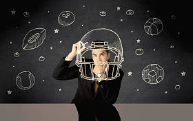 绘图的头盔和体育球的商人