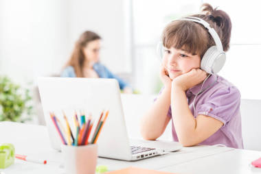 快樂的女孩，她的筆記本電腦上觀看視頻