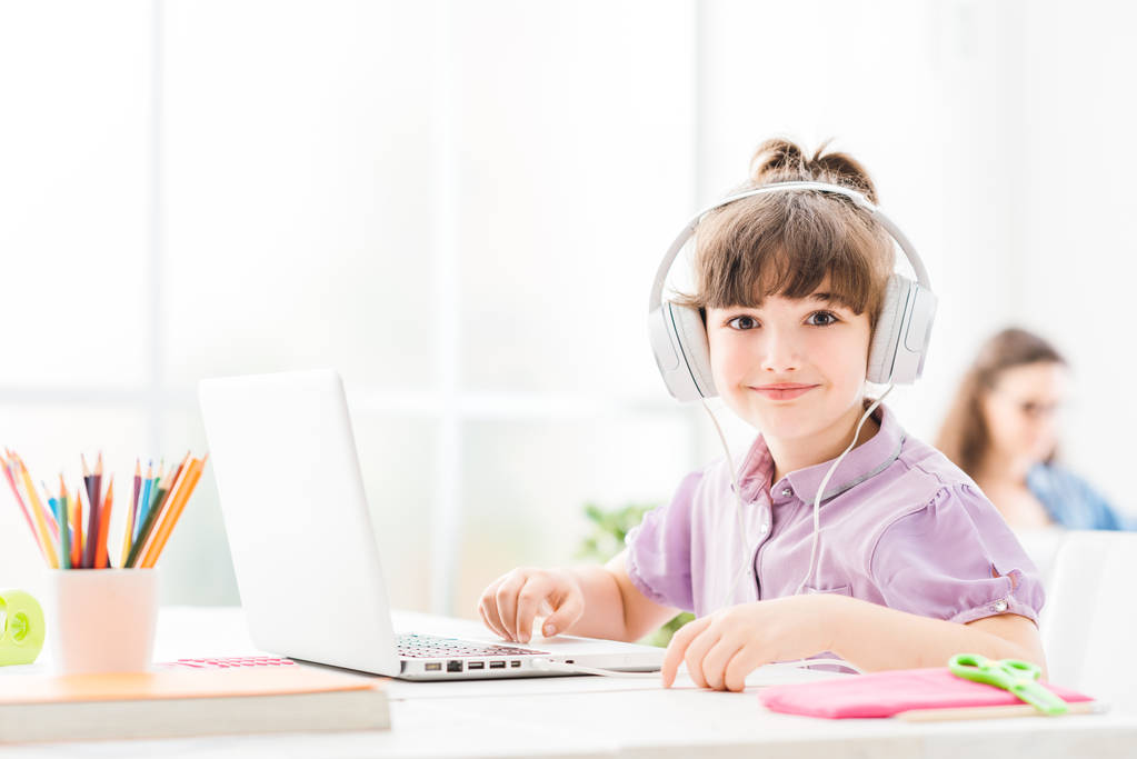 可爱的小女孩带着便携式计算机连接 可爱的小女孩带着便携式计算机连接