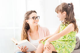 母亲和女儿在一起阅读