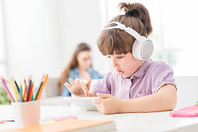 女孩在家里使用数字平板电脑图片