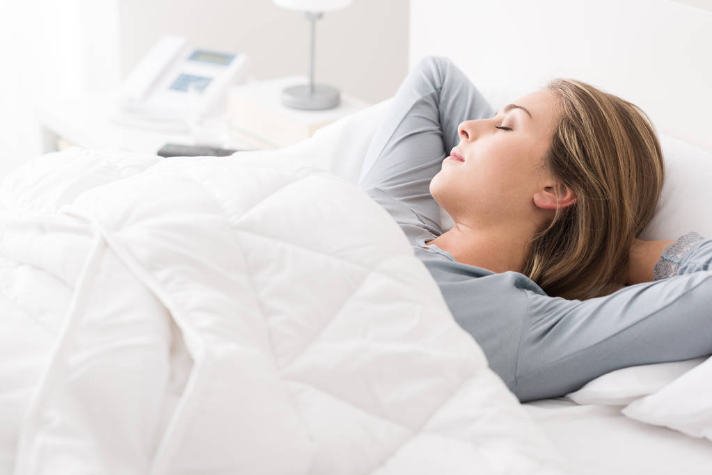 年轻的女子睡在卧室 年轻的女子睡在卧室