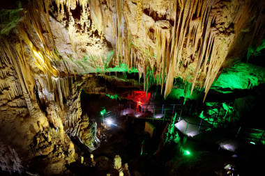 令人惊异的 Kumistavi 内部洞穴在格鲁吉