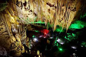 令人惊异的 Kumistavi 内部洞穴在格鲁吉