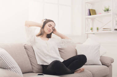 耳機(jī)聽音樂的女孩圖片