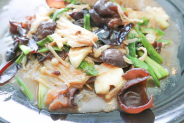 牡蠣蘑菇或攪拌炒的蘑菇圖片