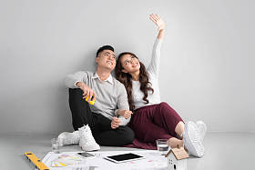 几个坐在地板上 图片