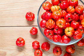 新鲜的樱桃木桌上的玻璃碗