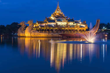 在鮑文 Karaweik 宮