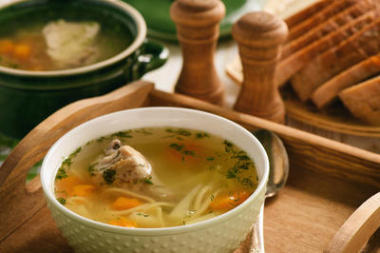 木托盘上的碗鸡汤