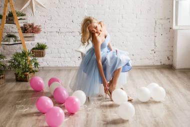 一件藍(lán)衣服的女孩穿的鞋子