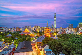 晚上在日本东京城市鸟瞰图