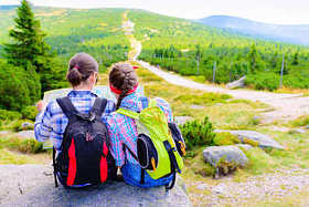 母亲和女儿旅行与映射背包休闲户外