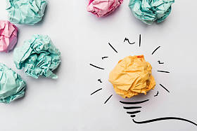 创造性的想法。想法和创新与纸球的概念