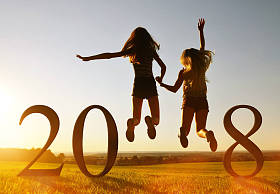 女孩跳了起来，在新的一年 2018年的庆祝活动