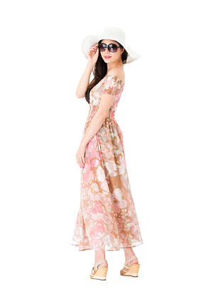 苗条美丽的女士穿着夏天的打扮服装