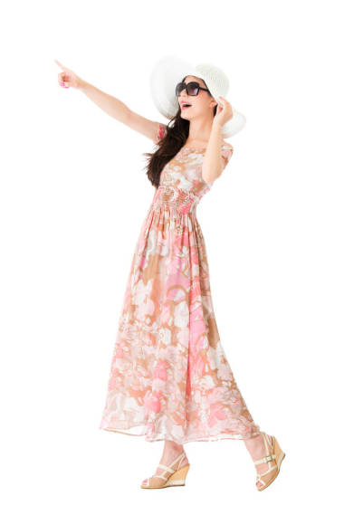 漂亮美少女走轻松的白墙上