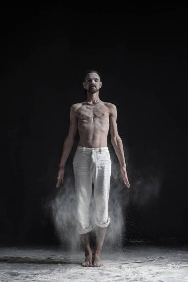 運(yùn)動健身、 瑜伽、 普拉提、 體能訓(xùn)練、 基本站立姿勢山、 山瑜伽姿勢的年輕人