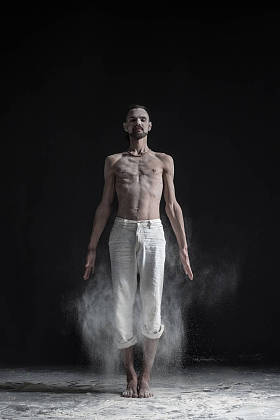 运动健身、 瑜伽、 普拉提、 体能训练、 基本站立姿势山、 山瑜伽姿势的年轻人