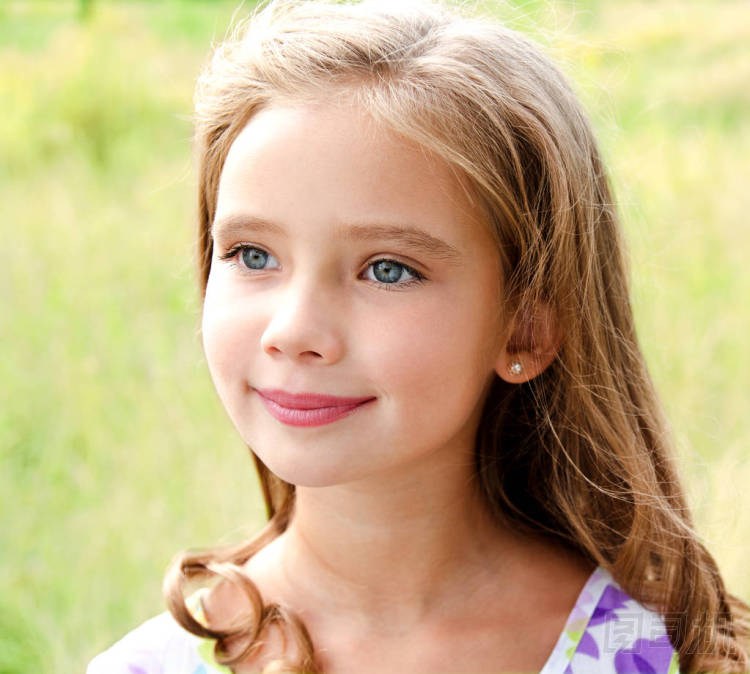 可愛的微笑著的小的女孩的室外的肖像 