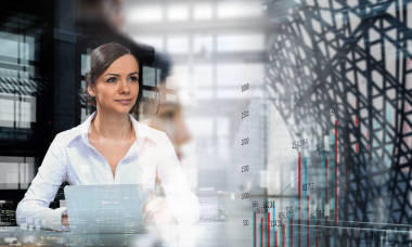 有吸引力的商業(yè)女士在平板電腦上工作?；旌厦襟w