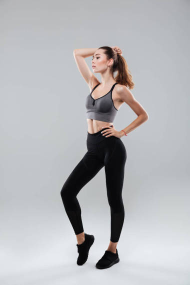 年轻的健康女运动员构成的全长画像