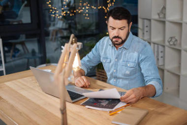 努力工作英俊商人使用的文檔