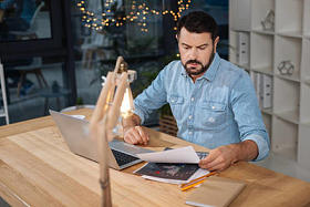 努力工作英俊商人使用的文档