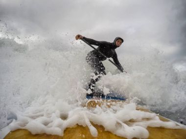 波溅背后冲浪者图片