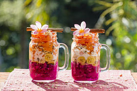 牛奶什锦早餐由木瓜、 鳄梨油、 火龙果，香蕉和酸奶，印尼凉