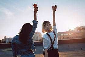 放松在 roooftop 上的妇女