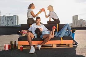 躺在屋顶上的朋友