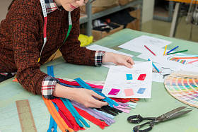 服装制造商公司女员工