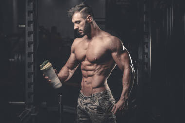 肌肉男運動后休息和喝從搖床