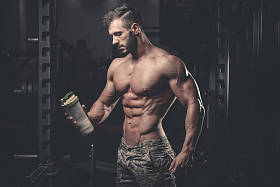 肌肉男运动后休息和喝从摇床