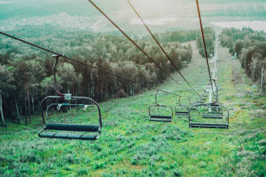 在前景中湖在阿爾泰山索道圖片