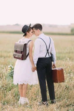 在現(xiàn)場的背景下, 一對(duì)快樂的新婚夫婦手牽著手, 面對(duì)面地站在一起的特寫浪漫背影