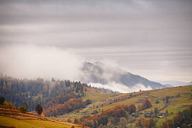 山与彩林的秋景。在村庄嗨照片