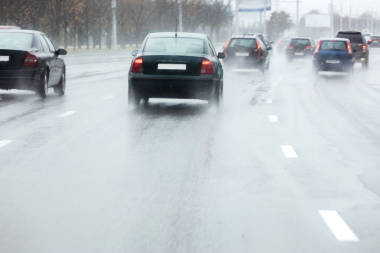 在運(yùn)動(dòng)期間陰雨天氣從車(chē)輪噴水車(chē)