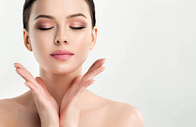 洁净清新皮肤的年轻女子