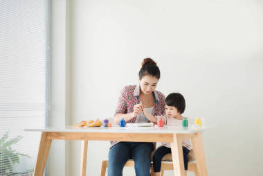 母親和女兒繪畫