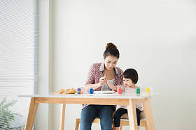 母亲和女儿绘画